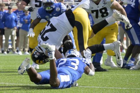 Big Ten bowl roundup: Iowa rallies from a 10-point halftime deficit but allows a late TD in a loss to Kentucky; Penn State is no match for Arkansas