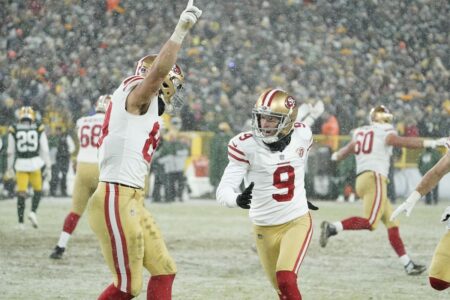 Robbie Gould’s field goal on the final play gives the San Francisco 49ers a 13-10 playoff upset of the top-seeded Green Bay Packers