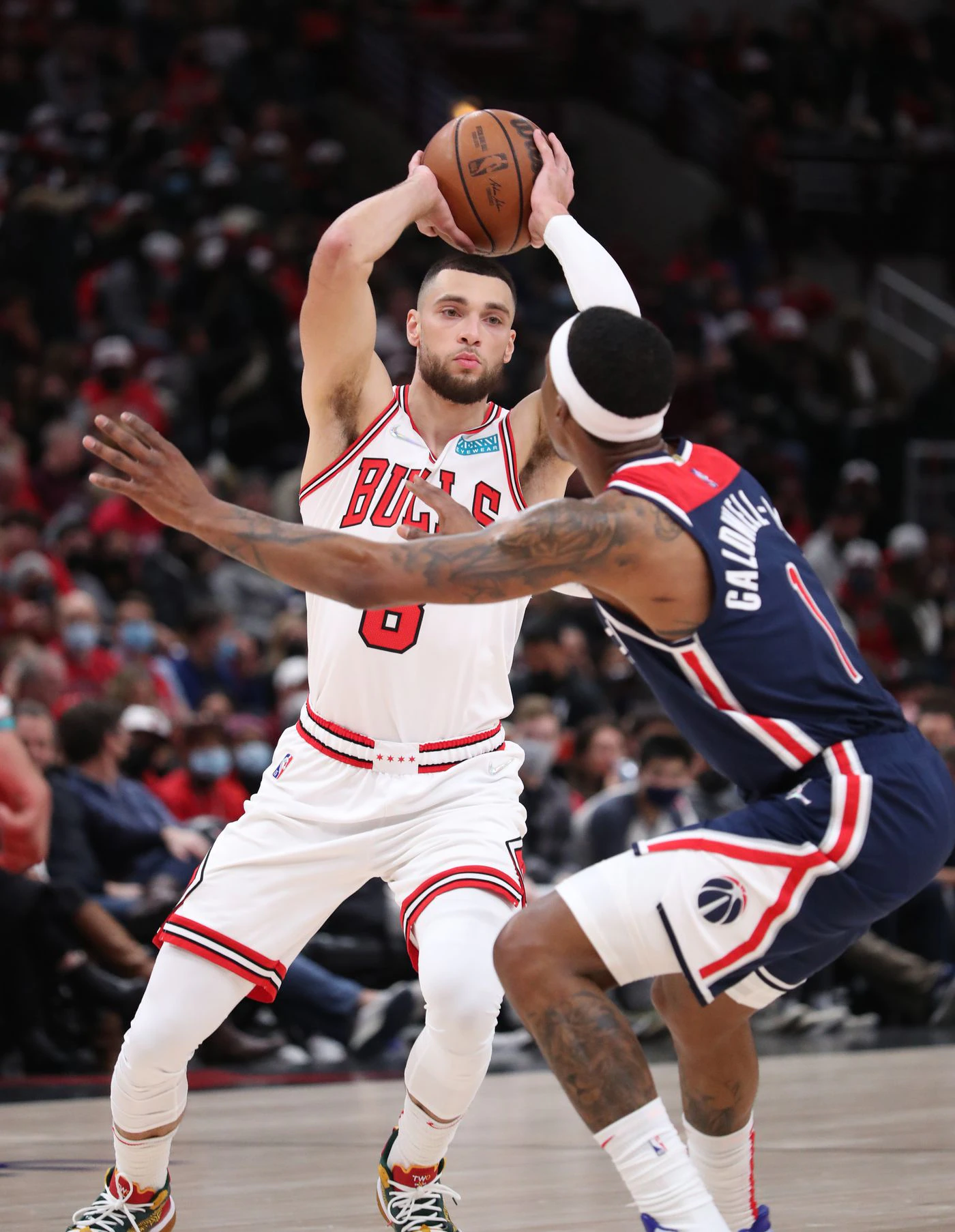 Chicago Bulls guard Zach LaVine (8) looks to pass as Washington Wizards guard Kentavious Caldwell-Pope (1) defends in the first quarter at United Center on Jan. 7, 2022, in Chicago.