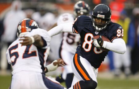 Former Bear Desmond Clark and other retired NFL players to attend COVID vaccination clinic Saturday on South Side
