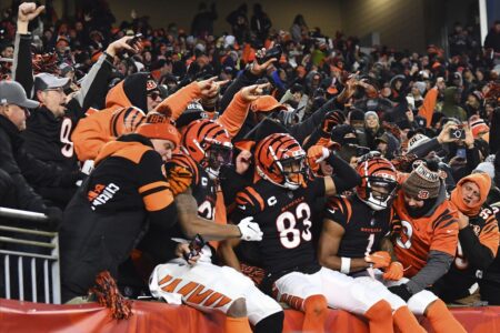 Cincinnati Bengals win their 1st playoff game in 31 years, holding off a last-minute Las Vegas Raiders drive for a 26-19 victory