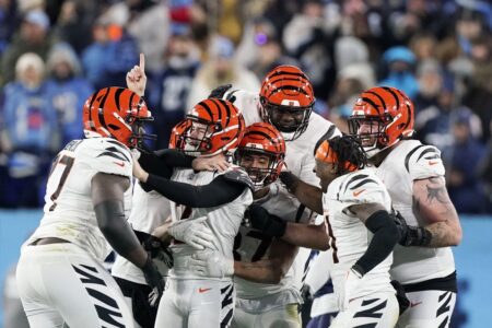 Cincinnati Bengals edge the Tennessee Titans 19-16 on a last-second field goal, advancing to their 1st AFC championship game in 33 years