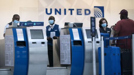 United Airlines details omicron’s toll: 3,000 workers have COVID-19