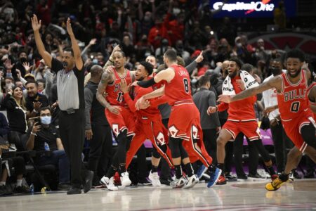 DeMar DeRozan makes history with a 2nd straight buzzer-beating 3-pointer, giving the Chicago Bulls a 120-119 win over the Washington Wizards for their 7th straight victory