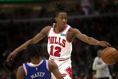 Ayo Dosunmu clears concussion protocol and returns to the starting lineup for the Chicago Bulls against the Minnesota Timberwolves
