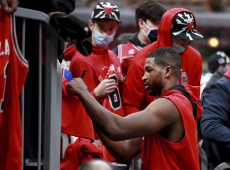 Bulls and Blackhawks fans no longer need to wear masks at the United Center, but COVID vaccination or negative test still required