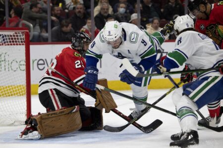 Chicago Blackhawks lose for the 6th time in 7 games, falling 3-1 to the Vancouver Canucks