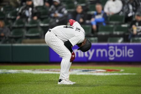 Eloy Jiménez leaves with a bruised left ankle after hitting 1 of 3 Chicago White Sox homers in a 6-4 win