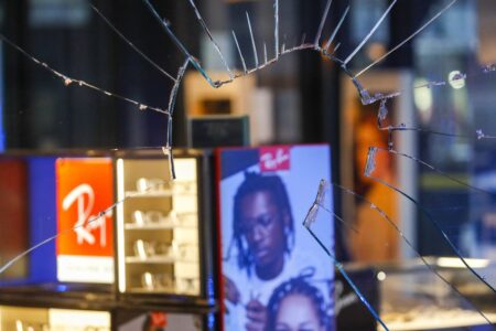 Robbers smash windows at Macy’s and LensCrafters in Loop early Tuesday in bid to get glasses, police say