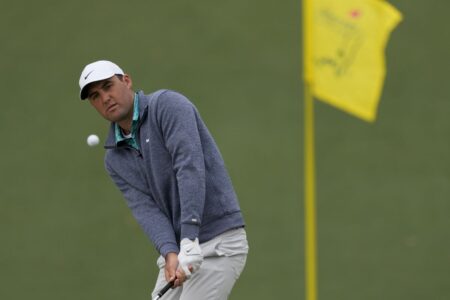 Scottie Scheffler — eyeing his 1st major title — takes a 3-stroke lead into the final round of the Masters