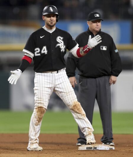 Yasmani Grandal sparks a 5-run rally, fueling the Chicago White Sox to an 8-3 win against the Texas Rangers