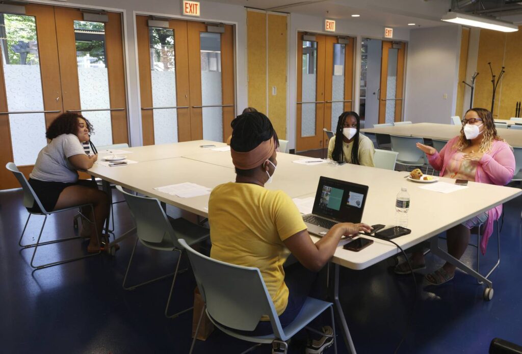 25 Chicagoland moms are participating in a three-year pilot program to further invest in their academic careers