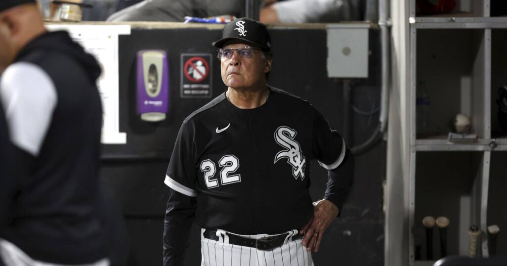 Column: It’s a bizarro season in Chicago, where the contending White Sox get booed and optimism grows for the Cubs