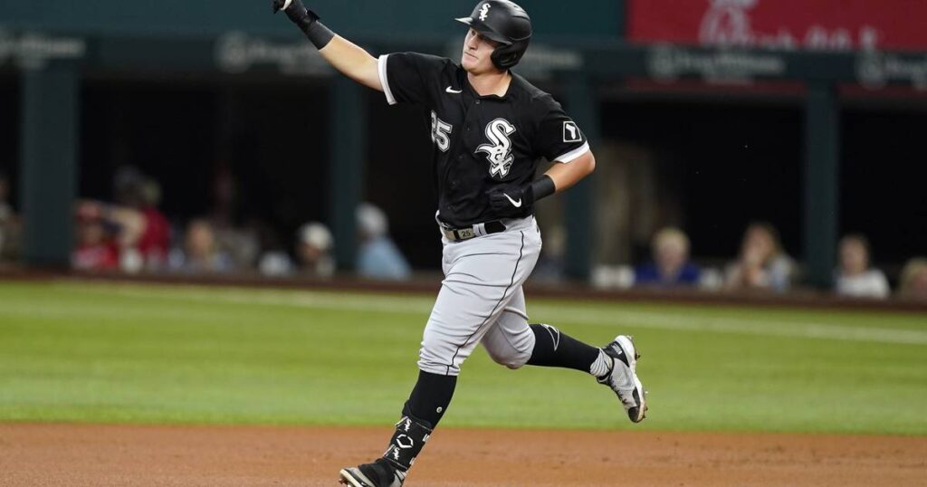 Chicago White Sox offense breaks out with 15 hits in an 8-2 victory vs. the Texas Rangers, salvaging a series split