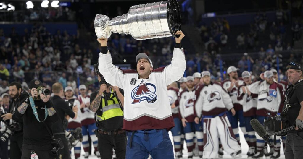 Chicago Blackhawks sign defenseman Jack Johnson to a 1-year deal