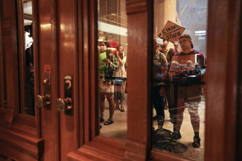 Pritzker, Lightfoot roll out welcome mat for Indiana businesses in wake of new abortion restrictions in Hoosier State