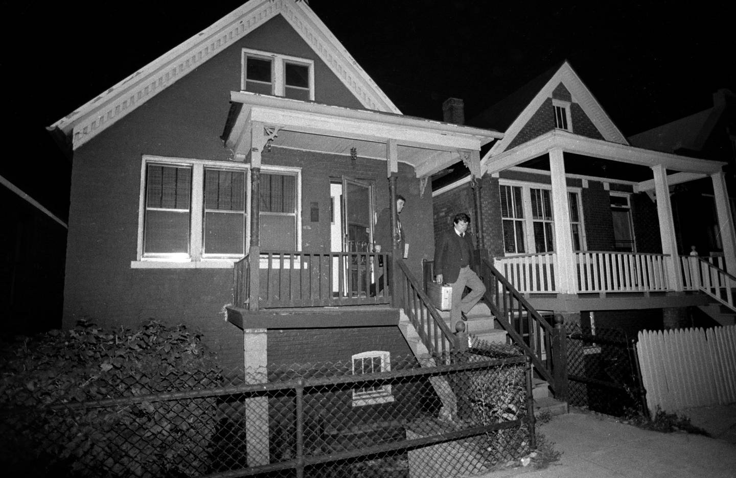 Chicago police detectives search Roger Arnold’s home on South Hoyne Avenue in Chicago on Oct. 13, 1982. 