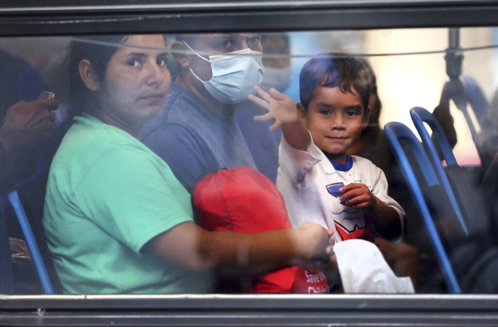 More migrants from Texas arrive in Chicago, the fourth group of buses in less than two weeks