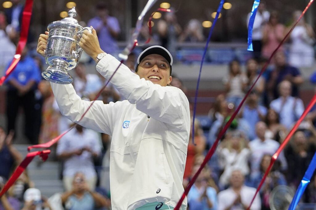 Iga Swiatek wins her 3rd Grand Slam title — and 1st US Open — with a 6-2, 7-6 (5) victory over Ons Jabeur