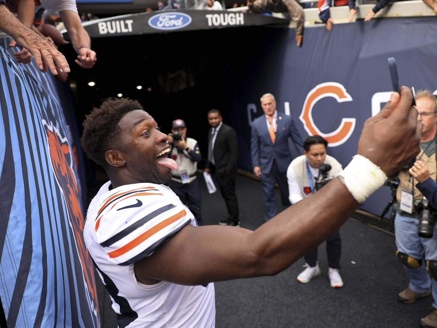 Chicago Bears linebacker Roquan Smith (58) celebrates following a victory over the Houston Texans at Soldier Field in Chicago on Sunday, Sept. 25, 2022.  (Chris Sweda/Chicago Tribune)