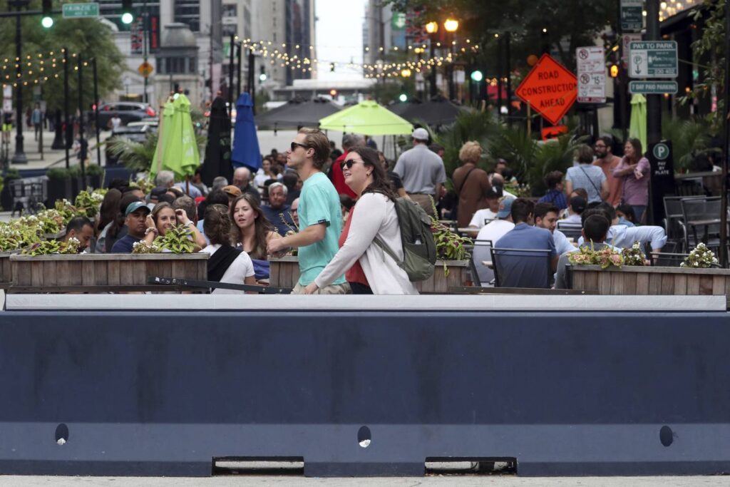 Street dining could be here to stay, as Lightfoot proposes annual permit program for Chicago restaurants, bars