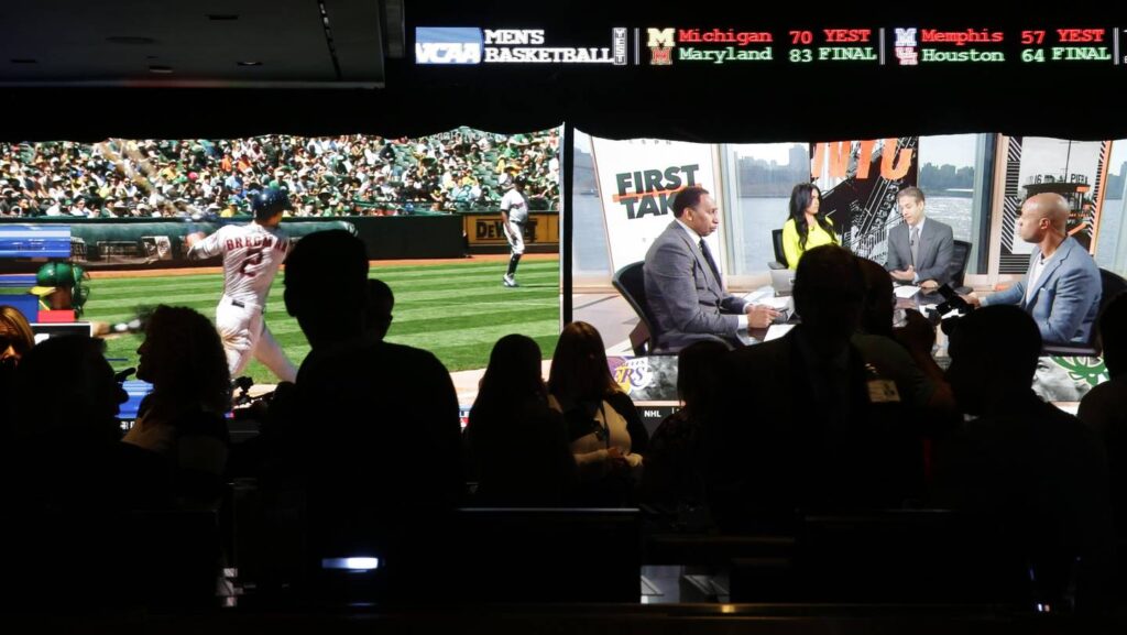 Bidder tied to Mexican gaming company only remaining applicant for Illinois online sports betting license. But it may be forced to drop out.