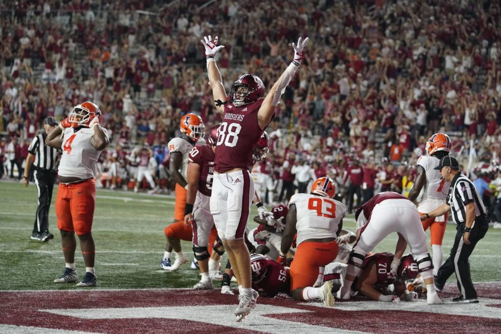 Illinois falls in its Big Ten opener, allowing a touchdown with 23 seconds left in a 23-20 loss to Indiana
