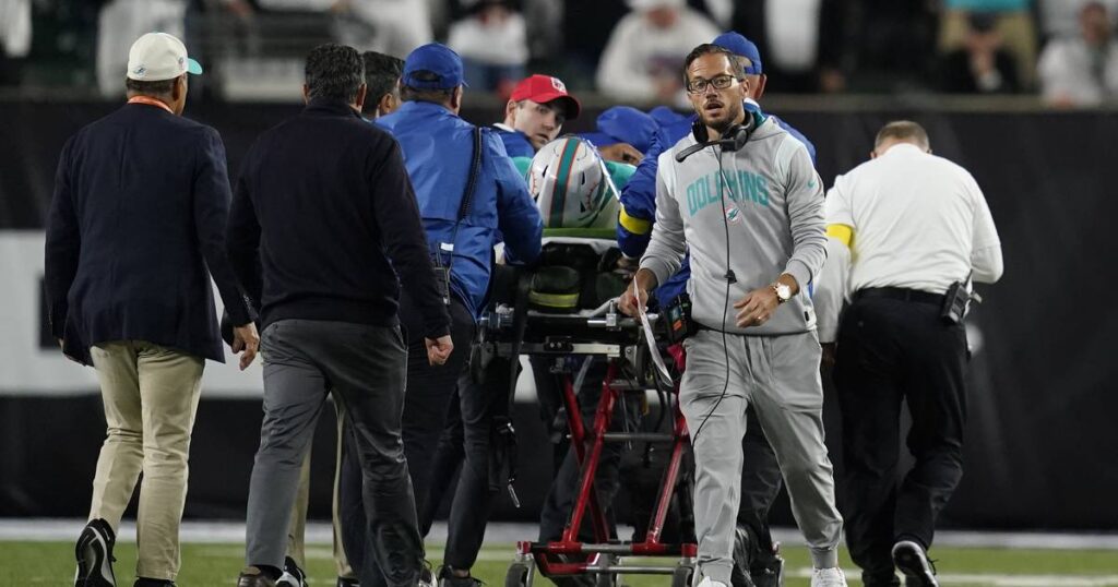 Mike McDaniel defends Dolphins’ decision to play Tua Tagovailoa vs. Bengals after injury scare days earlier