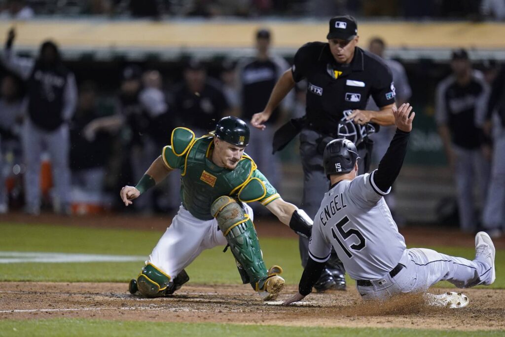 Chicago White Sox stage big rally — 5 runs in the ninth — for a 5-3 victory and their 8th win in the last 10 games