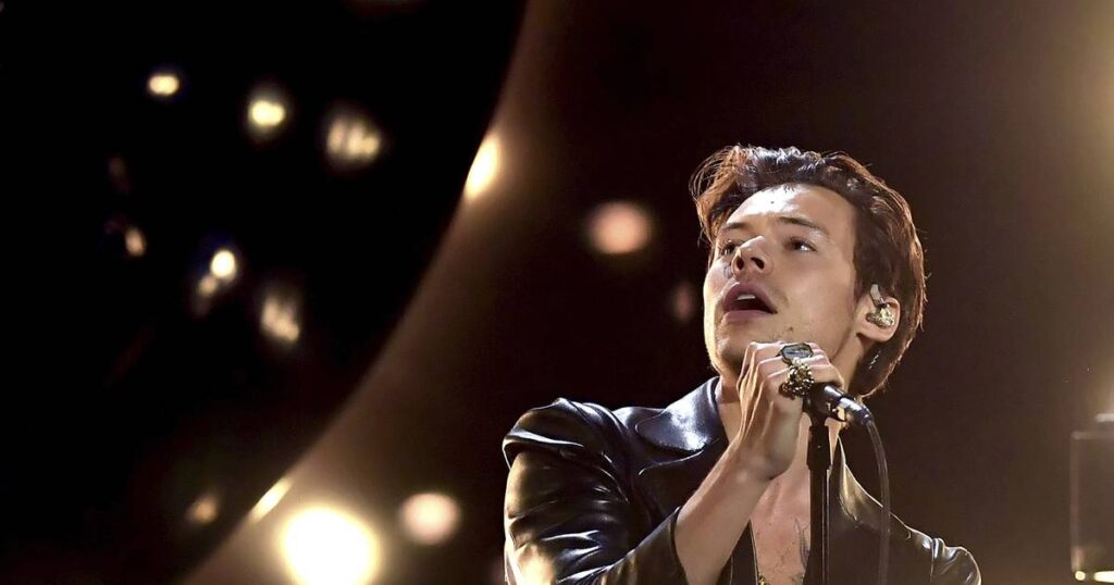 Harry Styles postpones first concert in Chicago