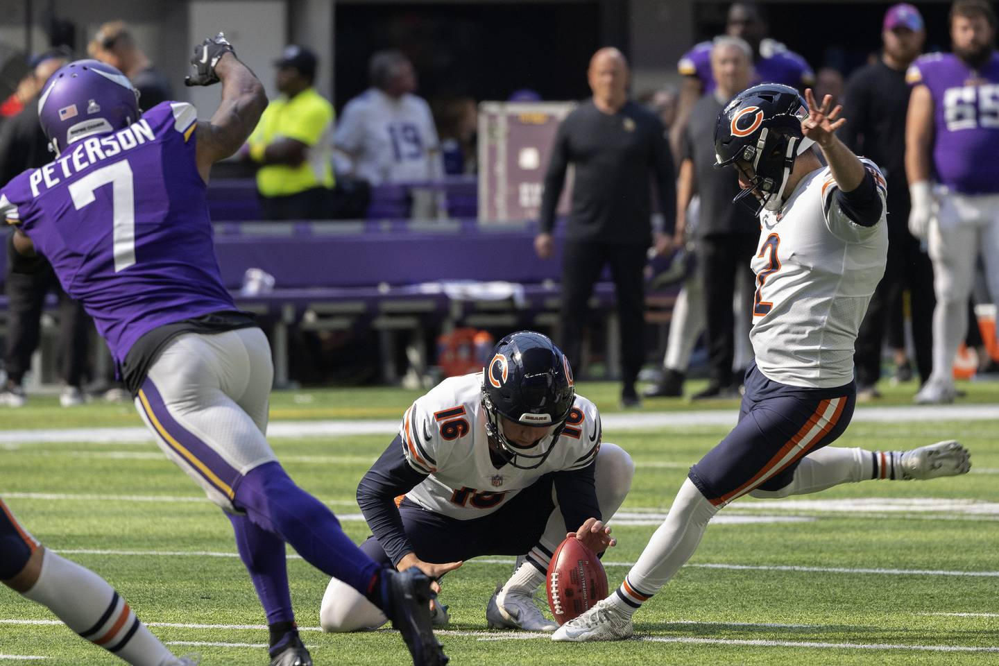 Bears kicker Cairo Santos with a successful field goal against the Vikings at U.S Bank Stadium on Oct. 9, 2022.