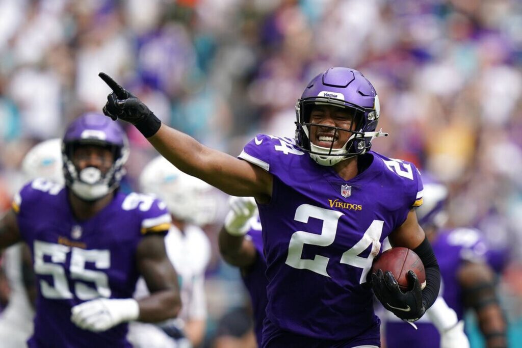 NFC North Week 6 roundup: Vikings hold off Dolphins to improve to 5-1, while Jets leap over Packers at Lambeau