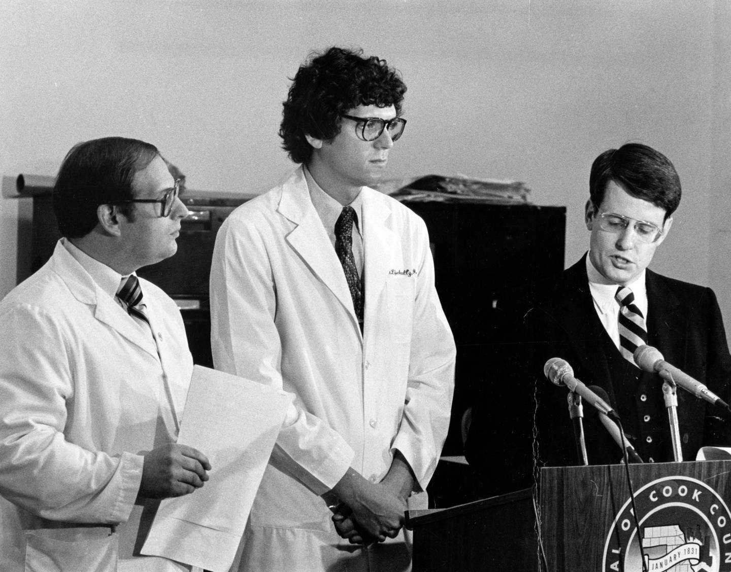 Dr. Edmund Donoghue, right, then the deputy chief medical examiner in Cook County, discusses the Tylenol poisonings on Sept. 30, 1982. At left are Michael Schaffer, the toxicologist who tested the capsules, and Dr. Barry Lifschultz.