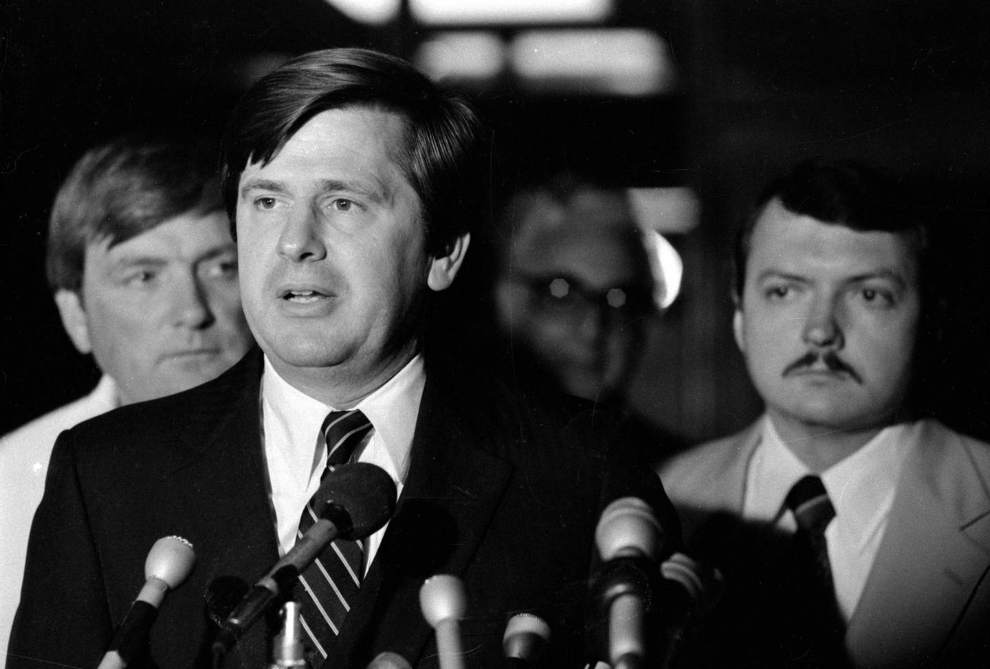 Kansas City police Sgt. David Barton, right, at a news conference with the head of the Tylenol task force, Ty Fahner, after flying to Chicago with evidence about James Lewis.