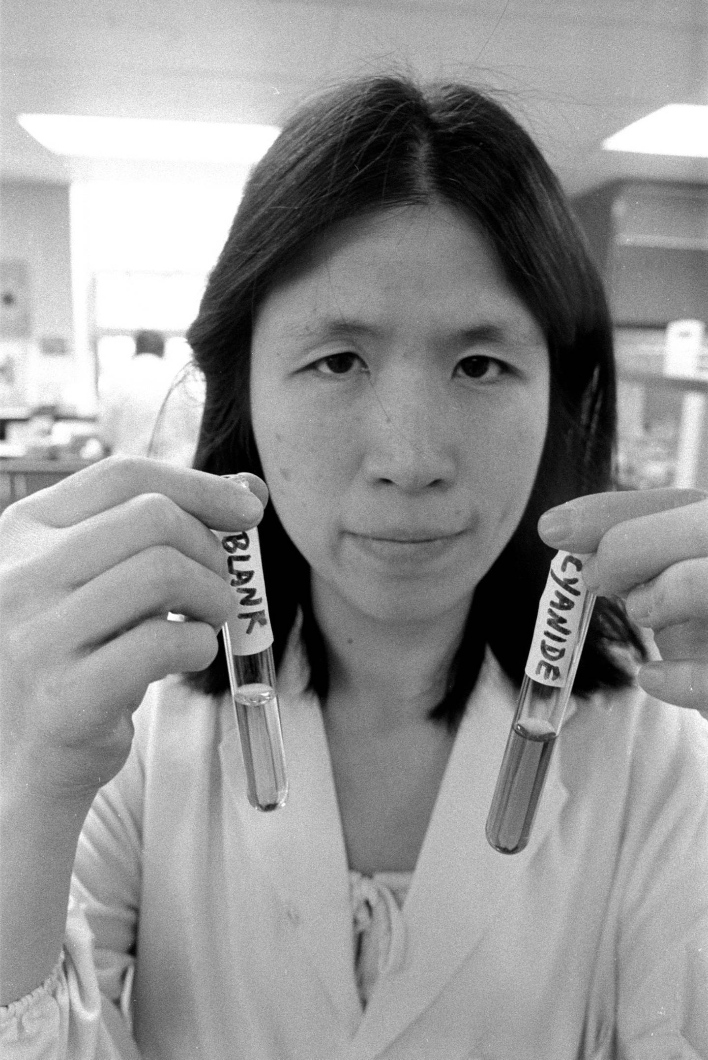 Nancy Chen of the Cook County medical examiner's office holds up test tubes containing the analyzed contents of Extra-Strength Tylenol capsules. The darker specimen at right was found to contain cyanide. 