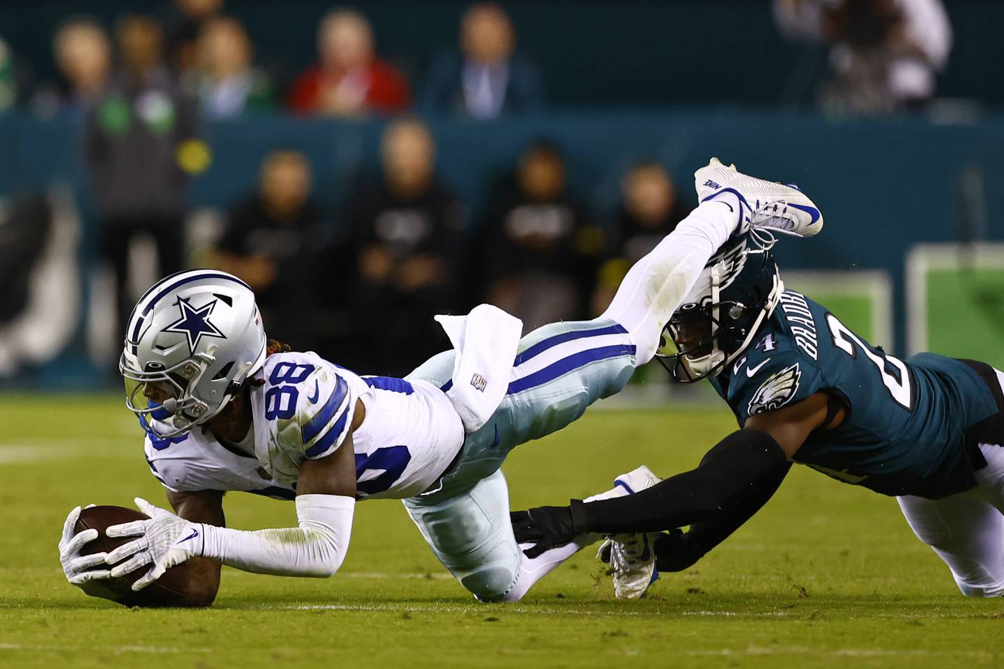 Cowboys wide receiver CeeDee Lamb (88) makes a catch against the Eagles on Oct. 16, 2022, in Philadelphia.