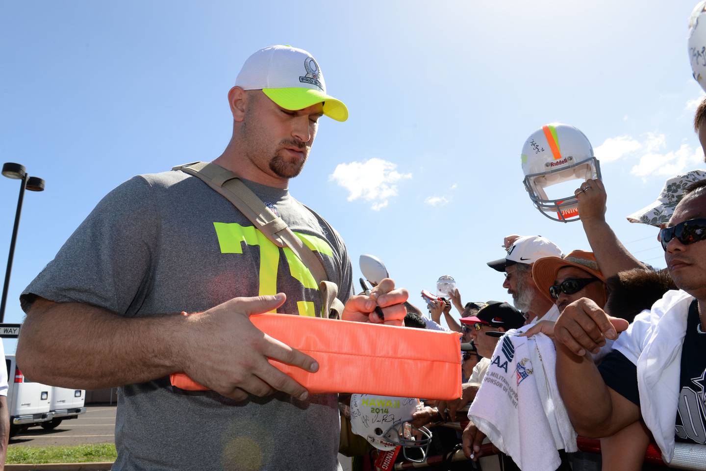 Offensive guard Kyle Long signs autographs for fans during the 2014 Pro Bowl practice at Kapolei High School.