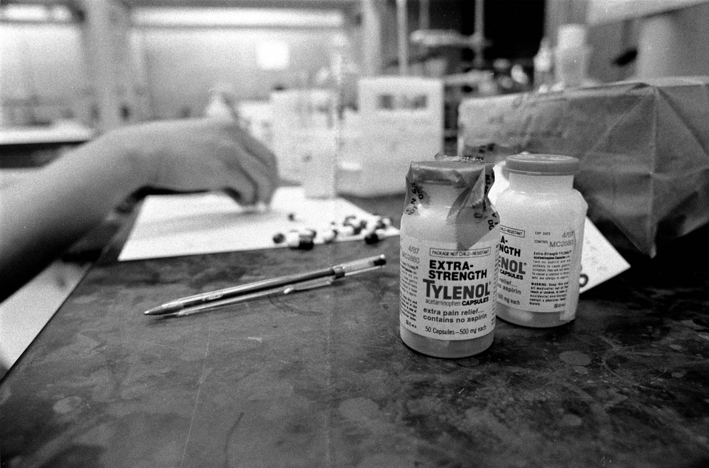 Chemists at the Illinois Public Health Department extract the contents of Extra-Strength Tylenol capsules for testing in 1982.