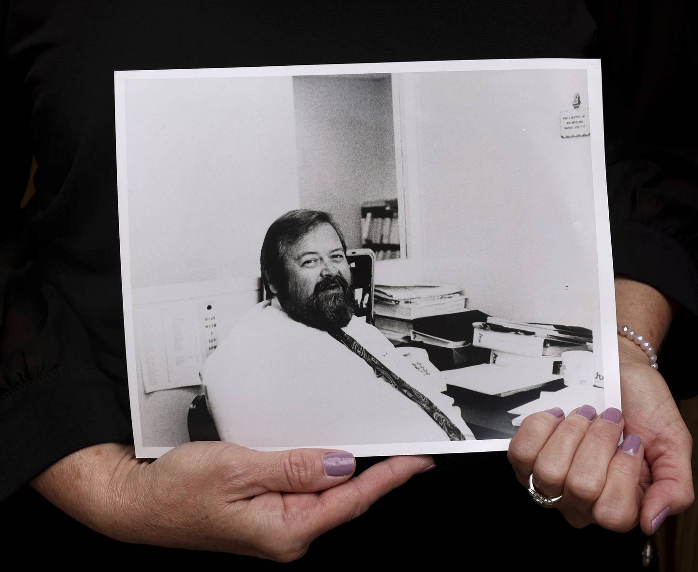 Laurie Edling holds a photo of her dad, John Stanisha, from 1983, the year he was killed by former Tylenol suspect Roger Arnold. 