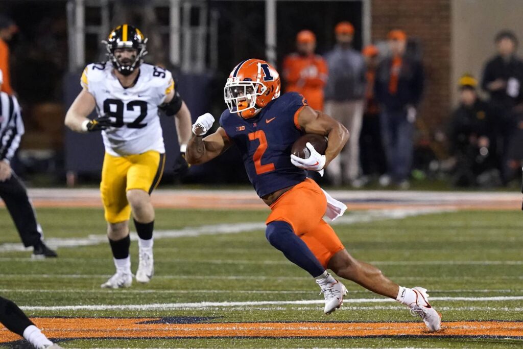 Illinois tops Iowa 9-6 for its 4th straight win and 1st victory against the Hawkeyes since 2008