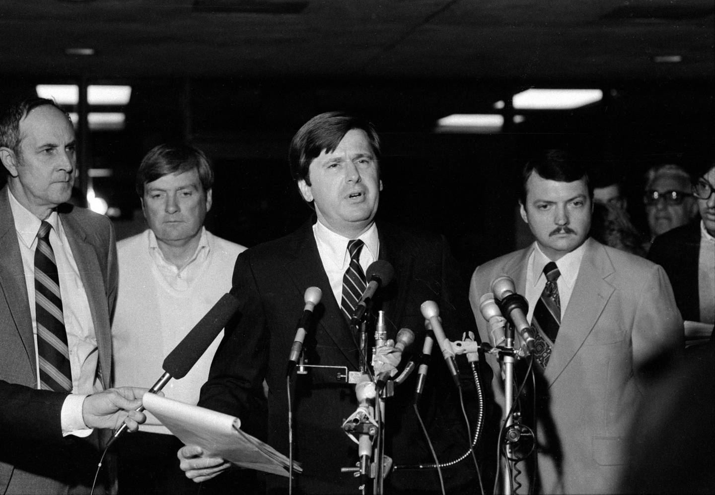 Ty Fahner, head of the Tylenol task force, speaks at a news conference on Oct. 14, 1982. At right is Kansas City police Sgt. David Barton, who had investigated James Lewis in Missouri.