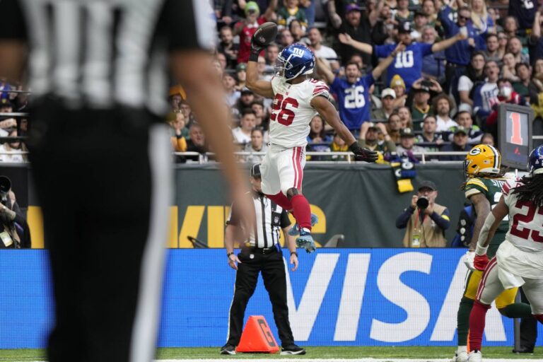 Green Bay Packers lose their international debut 27-22 to the New York Giants