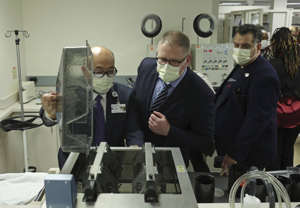 Ukranian blood bank leaders look to Chicago area hospitals for help