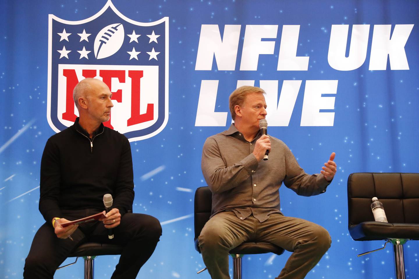 NFL commish Roger Goodell, seen here with Sky Sports NFL broadcaster Neil Reynolds (l.), has big plans for the league in London.
