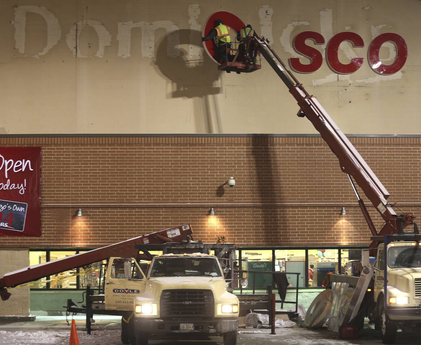 The Jewel Osco logo is installed atop a former Dominick's location at 1340 S. Canal Street on Jan. 9, 2014.