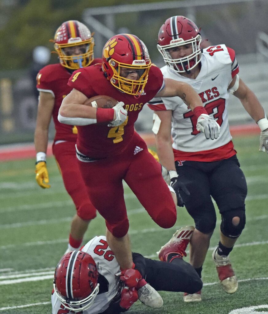 Charlie’s angle: Jack-of-all-trades Charlie Whelpley comes up big as Batavia tops Yorkville in Class 7A quarterfinal. ‘He’s a great athlete.’
