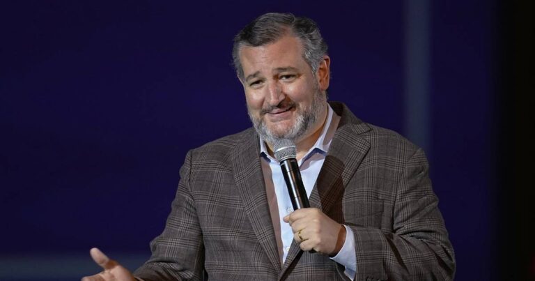 Sen. Ted Cruz hit with beer can during Houston Astros World Series parade