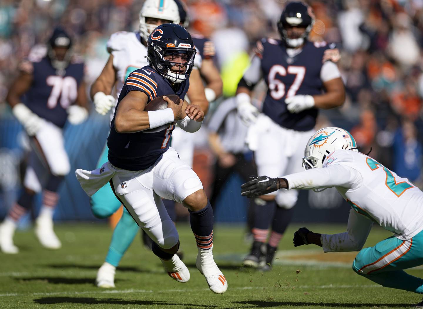 Bears quarterback Justin Fields runs the ball against the Dolphins in the first quarter at Soldier Field on Nov. 6, 2022.