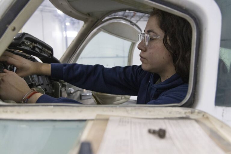 Airlines to bring job training programs to Chicago as they search for more mechanics