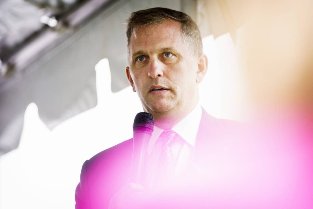 In campaign that has raised social issues, US Rep. Sean Casten looks to cement power against Keith Pekau